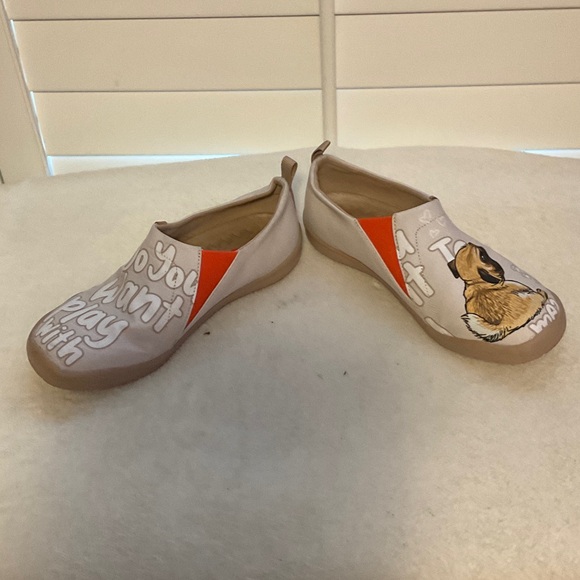 UIN Women's Tan and Red Pug Graphic Moccasins - Picture 5 of 7